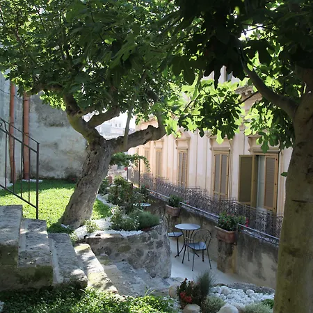 Antica Torre Di Iuso 4*